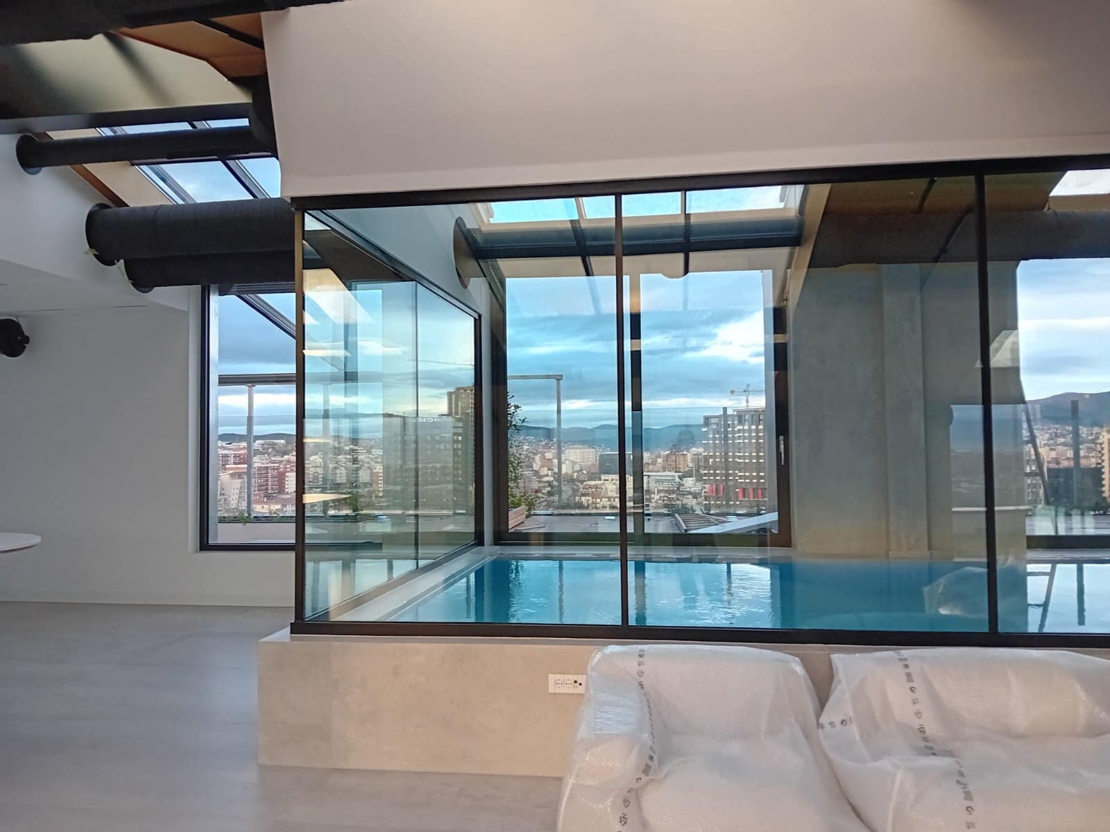 Ndarje të mbrendshme e ambientit me xhamë